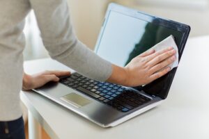 laptop-bildschirm-putzen