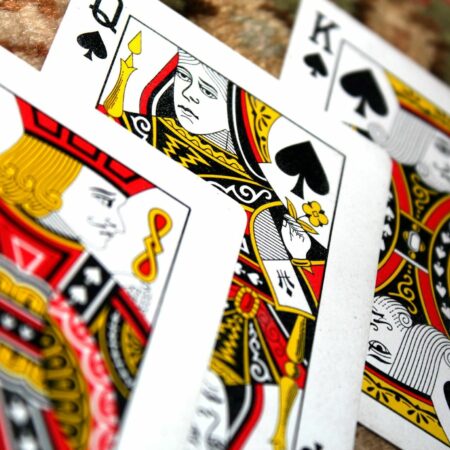 Spannung des Austeilens: Krypto-Glücksspiel trifft auf Kartenspiele